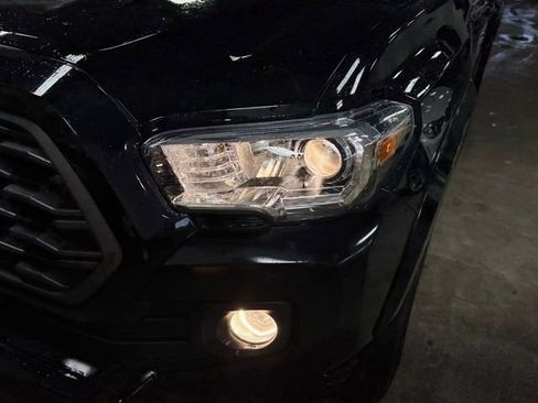 Used 2022 Toyota Tacoma TRD Sport image 2