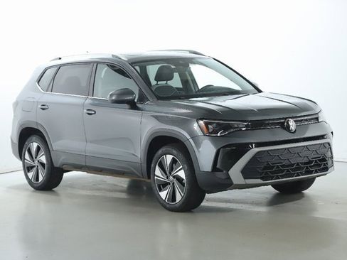 Certified 2025 Volkswagen Taos SE w/ Panoramic Sunroof Package image 9