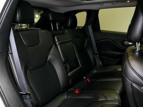 Used 2019 Jeep Cherokee Latitude Plus AWD/4WD image 24