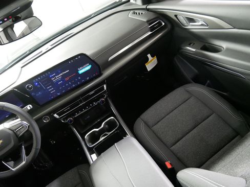 Used 2025 Chevrolet Traverse LT image 11