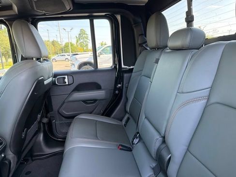 Used 2025 Jeep Gladiator Mojave AWD/4WD image 9