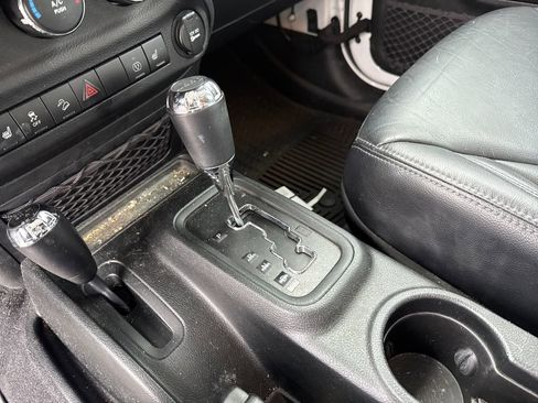 Used 2018 Jeep Wrangler Unlimited Sahara image 28