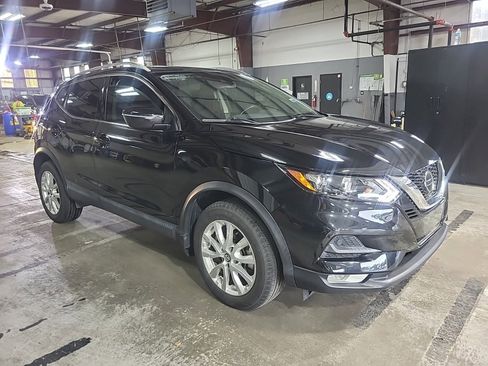 Used 2021 Nissan Rogue Sport SV image 2
