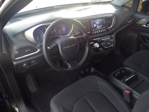 Used 2019 Chrysler Pacifica Touring Plus w/ S Appearance Package FWD image 7