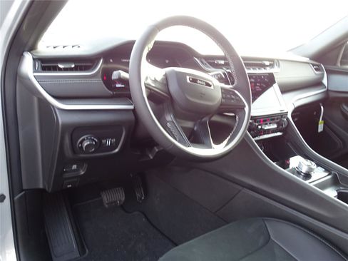 Used 2025 Jeep Grand Cherokee L Altitude image 26