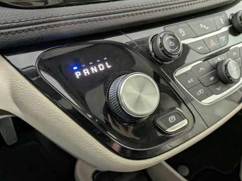 Used 2019 Chrysler Pacifica Limited image 21