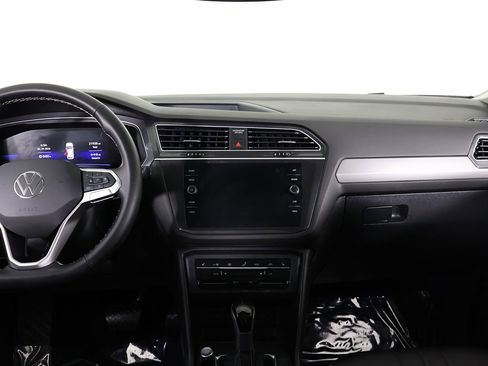 Certified 2024 Volkswagen Tiguan SE w/ Panoramic Sunroof Package AWD/4WD image 37