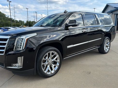 Used 2019 Cadillac Escalade ESV Premium Luxury AWD/4WD image 2