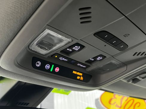 Certified 2023 GMC Acadia SLT w/ Preferred Package image 16