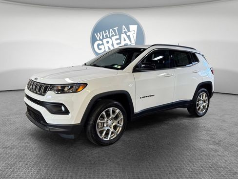 Used 2024 Jeep Compass Latitude AWD/4WD image 8