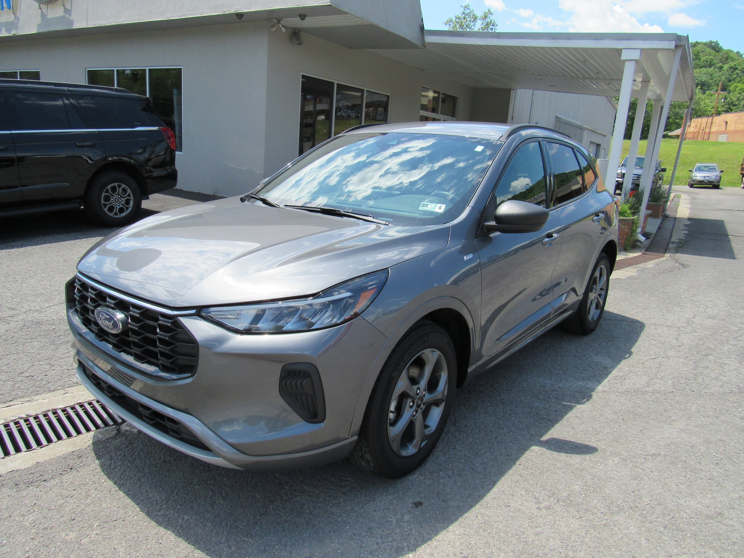 Used 2024 Ford Escape ST-Line w/ Tech Pack #1 AWD/4WD image 1