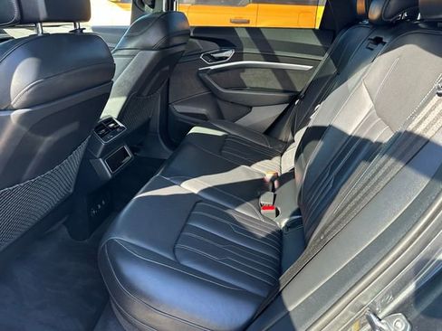 Used 2019 Audi e-tron Prestige w/ Prestige Package image 18