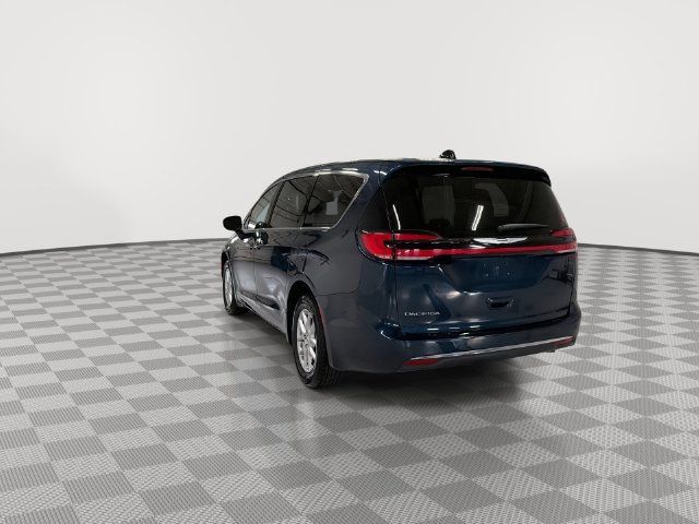 Used 2024 Chrysler Pacifica Touring-L FWD image 8
