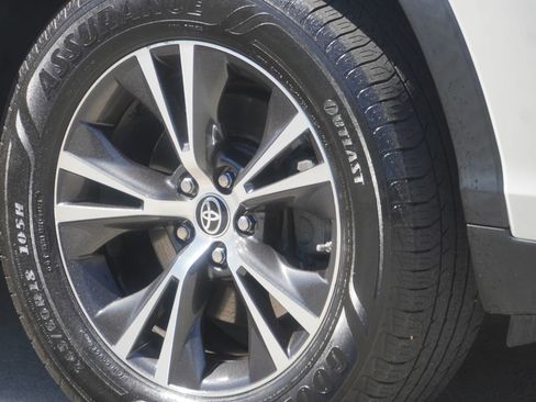 Used 2019 Toyota Highlander LE AWD/4WD image 16