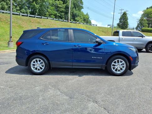 Used 2022 Chevrolet Equinox LS w/ LPO, Floor Liner Package FWD image 2