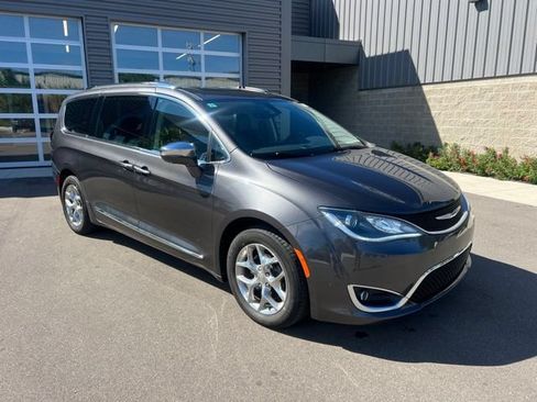 Used 2019 Chrysler Pacifica Limited FWD image 3