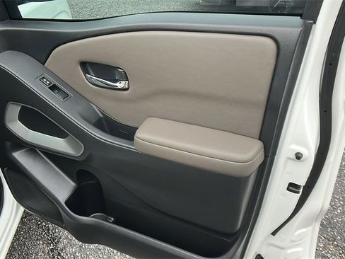 Used 2022 Nissan Frontier SV image 15