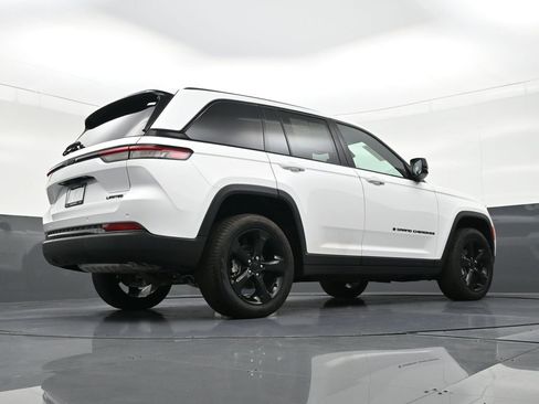 Used 2025 Jeep Grand Cherokee Limited w/ Black Appearance Package RWD image 27
