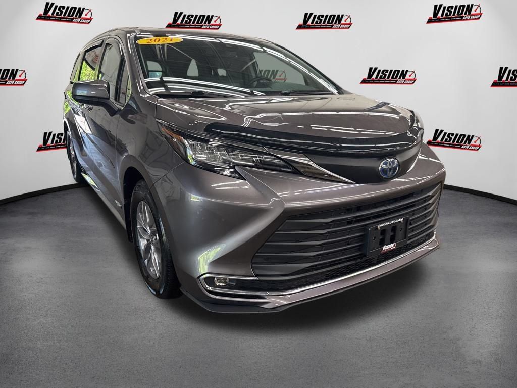Used 2021 Toyota Sienna XLE FWD image 3
