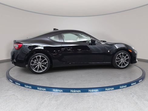 Used 2017 Toyota 86 RWD image 5