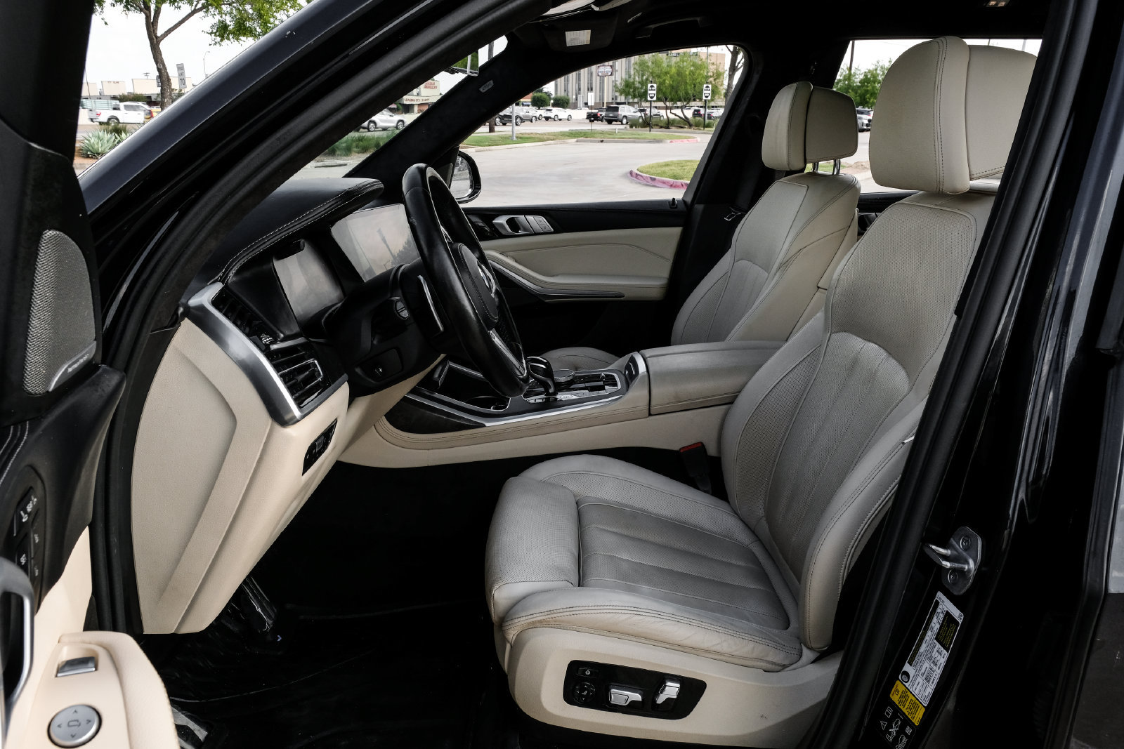 Used 2021 BMW X7 xDrive40i w/ M Sport Package AWD/4WD image 3