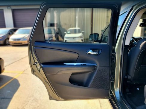 Used 2019 Dodge Journey SE w/ Premium Group FWD image 17