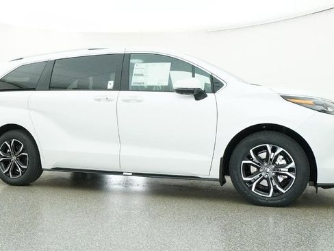 New 2026 Toyota Sienna Platinum image 18