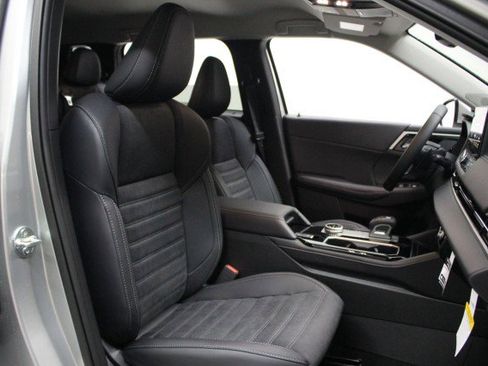 New 2025 Mitsubishi Outlander SE image 19