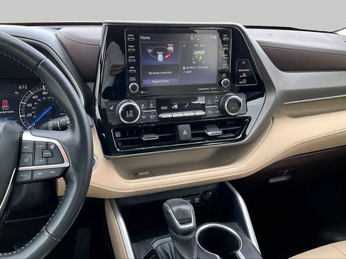 Used 2020 Toyota Highlander XLE FWD image 7