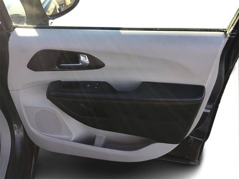 Used 2019 Chrysler Pacifica Touring image 21