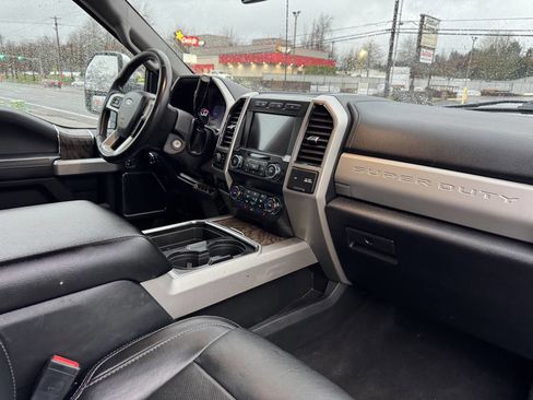 Used 2019 Ford F350 Lariat w/ Chrome Package image 17