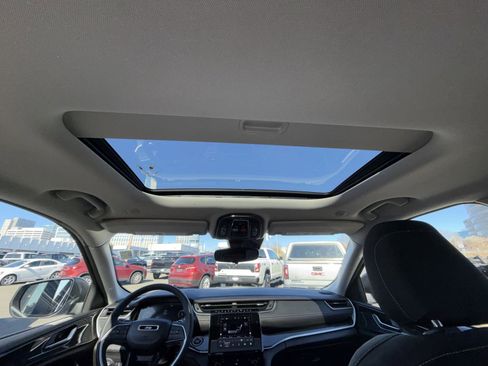 Used 2023 Jeep Grand Cherokee Laredo w/ Luxury Tech Group I image 23