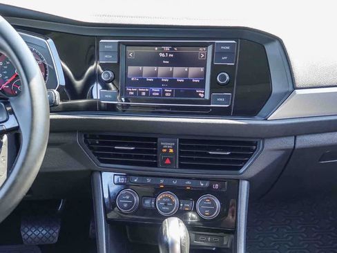 Used 2021 Volkswagen Jetta SE image 12