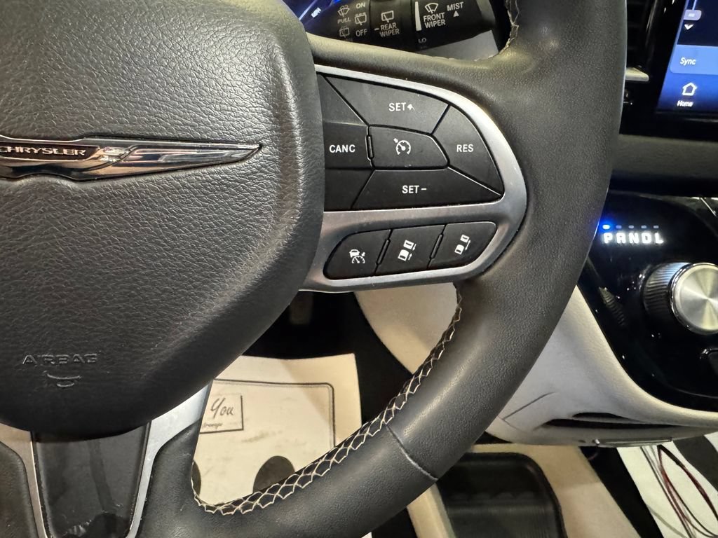 Used 2023 Chrysler Pacifica Touring-L FWD image 12