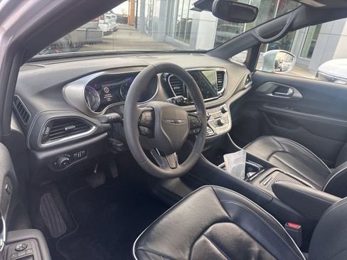 Used 2022 Chrysler Pacifica Limited w/ S Appearance Package image 9