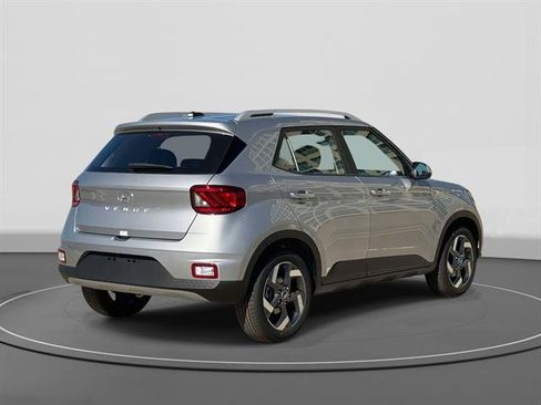 Used 2026 Hyundai Venue SEL FWD image 5