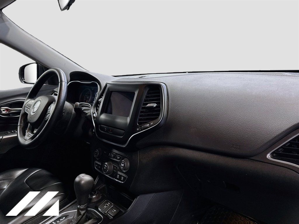 Used 2019 Jeep Cherokee Latitude Plus w/ Cold Weather Group AWD/4WD image 28