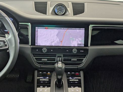 Used 2025 Porsche Macan image 24