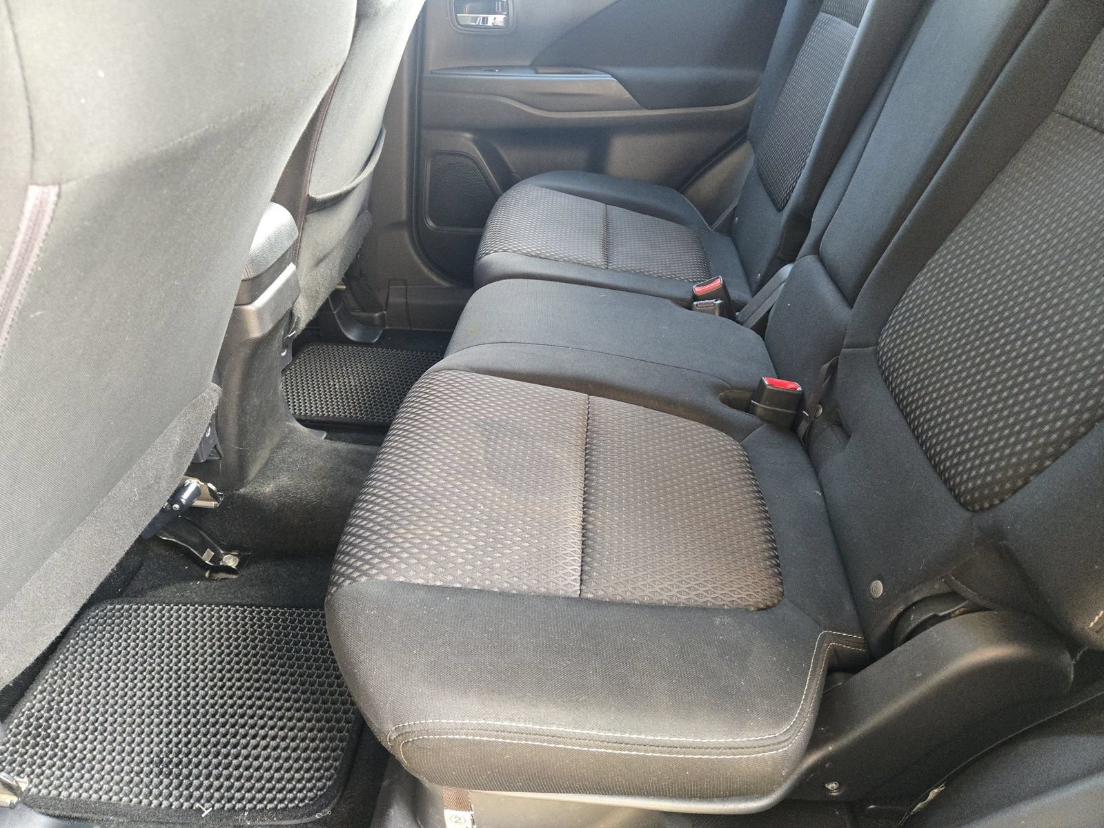 Used 2017 Mitsubishi Outlander SE FWD image 31