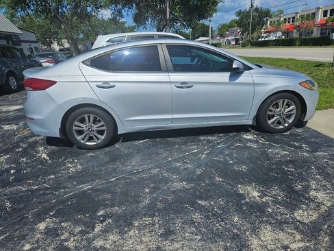Used 2017 Hyundai Elantra SE FWD image 1