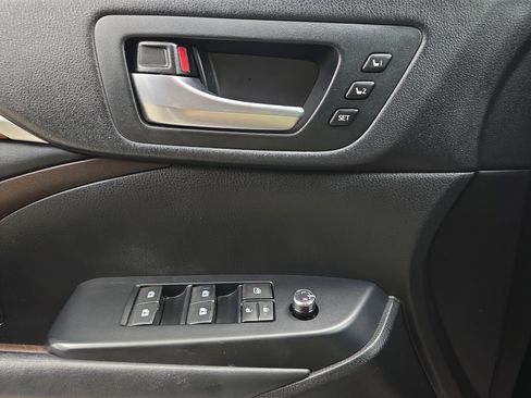 Used 2019 Toyota Highlander Limited FWD image 24