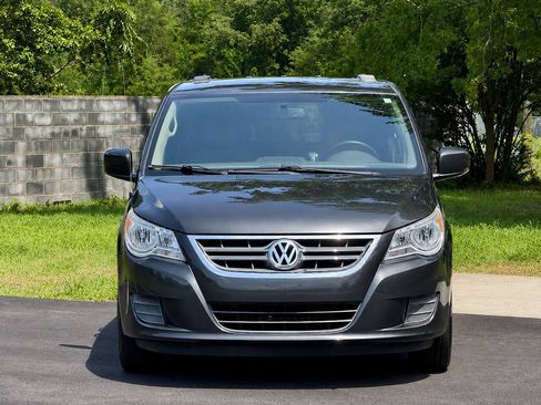 Used 2011 Volkswagen Routan SE FWD image 4