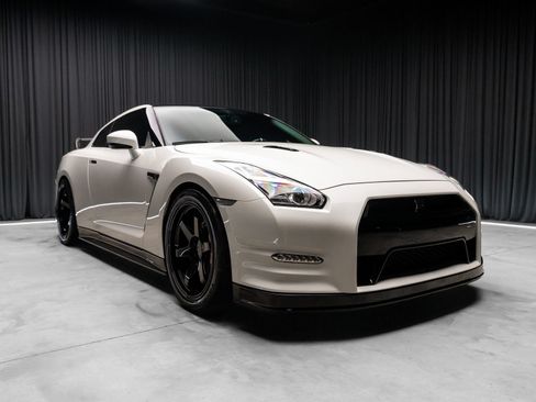 Used 2015 Nissan GT-R Premium AWD/4WD image 17
