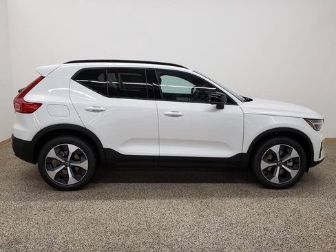 New 2026 Volvo XC40 B5 Core w/ Climate Package AWD/4WD image 2