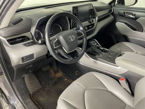 Used 2021 Toyota Highlander XLE FWD image 3