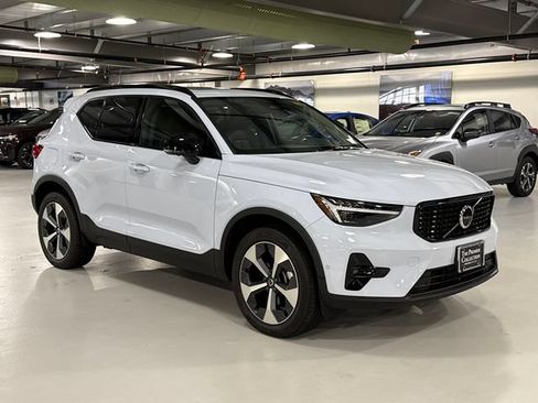 Used 2026 Volvo XC40 B5 Plus AWD/4WD image 1
