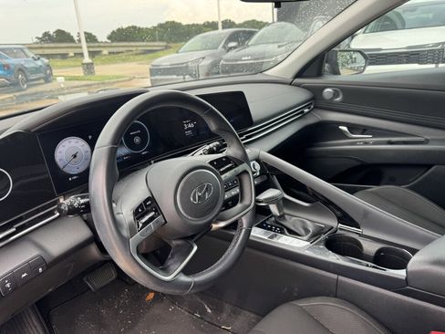 Used 2023 Hyundai Elantra SEL w/ Convenience Package FWD image 29
