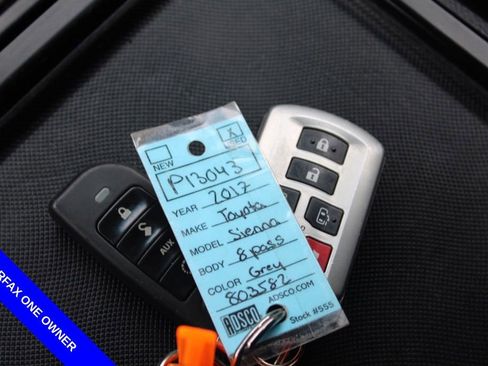 Used 2017 Toyota Sienna SE Premium image 39