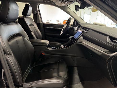 Used 2023 Jeep Grand Cherokee Limited image 41