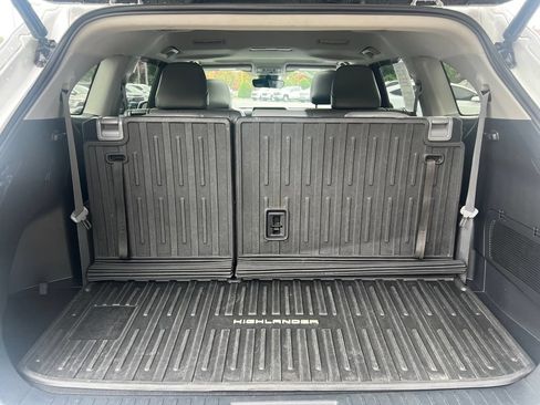 Used 2022 Toyota Highlander XLE AWD/4WD image 20